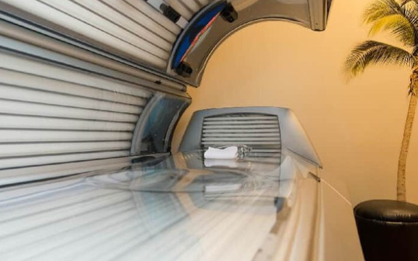 Anvisa alerta sobre riscos das câmaras de bronzeamento artificial e reitera proibição no Brasil