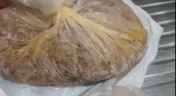 Cliente denuncia carne estragada em açougue de Candeias; empresa se posiciona