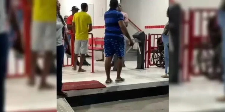 Vídeo: homem ameaça professor que deu nota baixa a sua esposa em curso