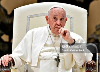 Vaticano aprova homens gays padres, desde que não transem