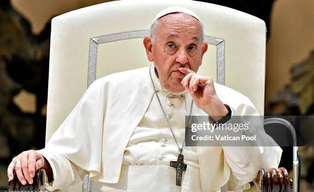 Vaticano aprova homens gays padres, desde que não transem