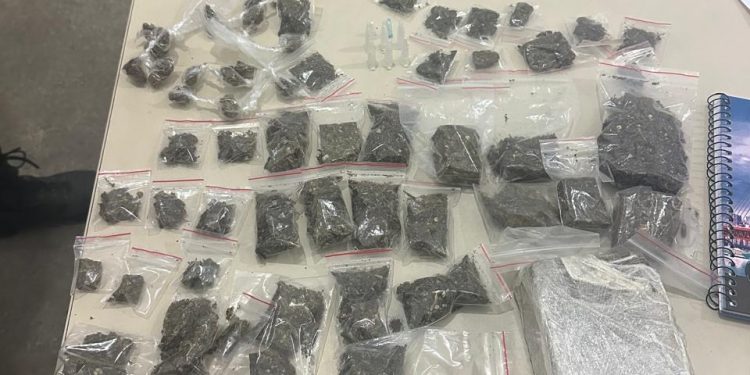 PETO troca tiros com traficantes na Santa Clara; drogas são apreendidas