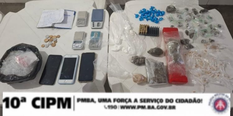 “PETO prende dois traficantes do Comando Vermelho (CV) em Candeias com drogas e munições”