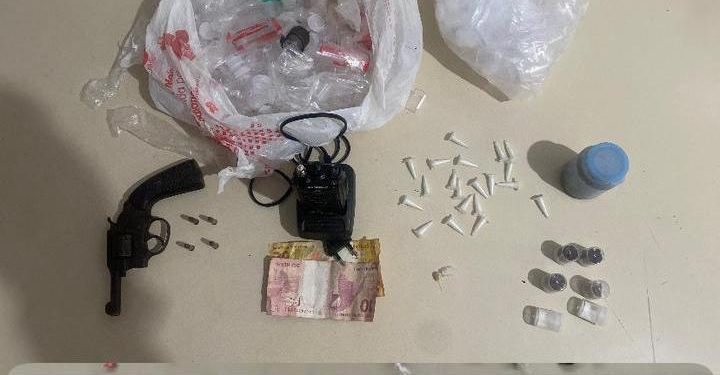 PETO apreende arma de fogo e drogas em São Sebastião do Passé