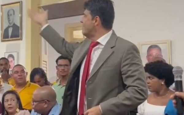 Vereador baiano preso pela Overclean é vaiado durante posse e reage: ‘Covardes’