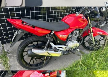 Presos em Candeias: Dupla se dá mal ao tentar fazer “combo” de moto adulterada e arma falsa