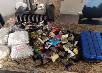 Homem é preso em flagrante com porções de maconhas dentro de ônibus em Camaçari