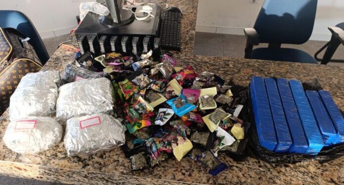 Homem é preso em flagrante com porções de maconhas dentro de ônibus em Camaçari