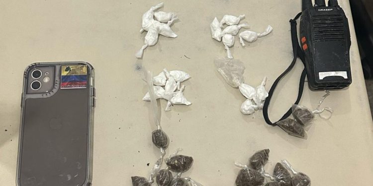 Homem é preso com drogas em Candeias