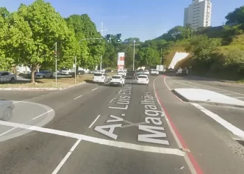 Cruz credo! Corpo furado de balas é encontrado em avenida de Salvador