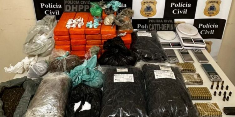 Operação policial em Juazeiro desarticula facção criminosa e apreende drogas e armas