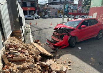 Em alta velocidade, carro colide com casa na Ladeira do Cruzeiro