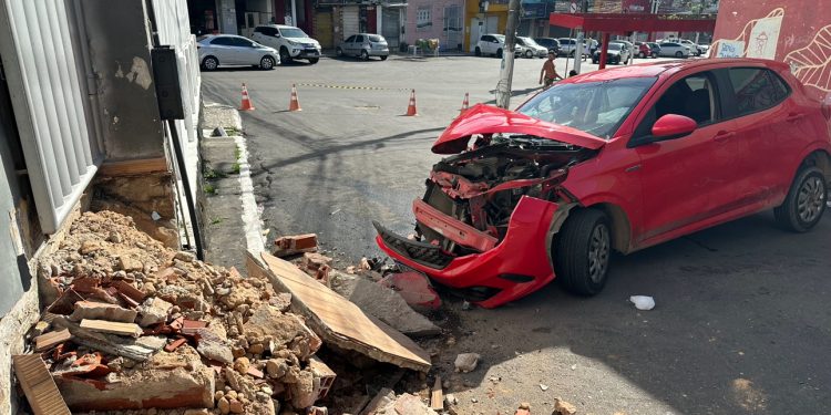 Em alta velocidade, carro colide com casa na Ladeira do Cruzeiro