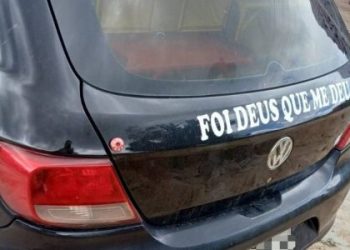 PRF apreende carro com restrição de roubo em Alagoinhas e adesivo chama atenção: “Foi Deus que me deu”