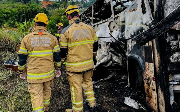 Excesso de peso e velocidade de carreta causaram acidente com 39 mortes em MG, diz relatório
