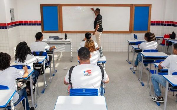Rede estadual retoma aulas com cerca de 700 mil alunos e 35 mil professores nesta segunda