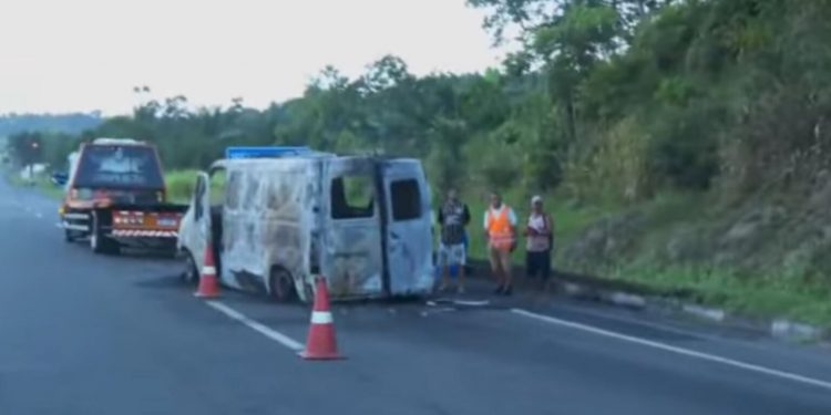 TUDO PARADO: motociclista morre após ser arrastado por van na BR-324, sentido Salvador