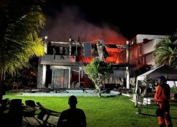 Incêndio de grandes proporções destrói mansão em Guarajuba