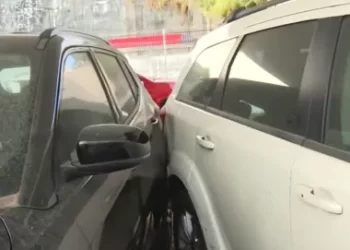 Barril! Caminhão de empresa de limpeza ‘engaveta’ sete carros na Vasco da Gama