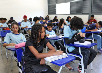 Pé-de-Meia: Estudantes formados no ensino médio em 2024 começam a receber benefício nesta terça