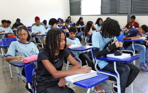 Pé-de-Meia: Estudantes formados no ensino médio em 2024 começam a receber benefício nesta terça