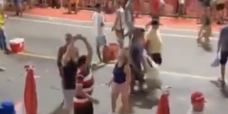 Vídeo: lalau ‘bafa’ celular de folião na cara dura no circuito da folia