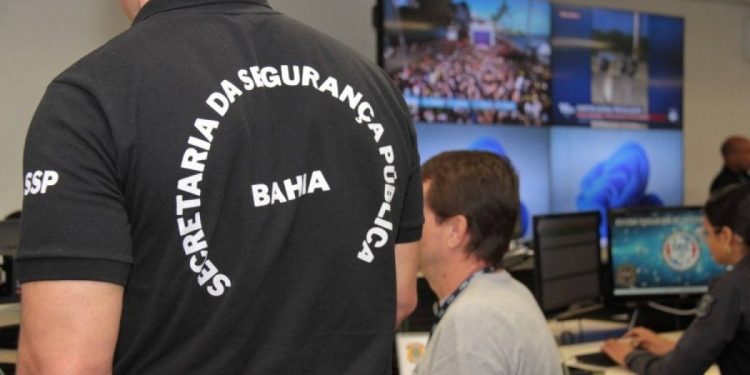 Sistema de Reconhecimento Facial identifica três foragidos no primeir