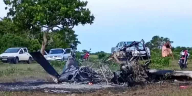 Avião de pequeno porte cai, pega fogo e deixa vítimas na Bahia