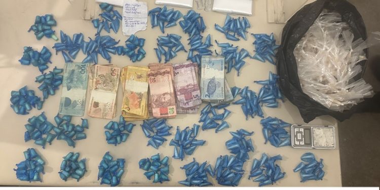 “Vulgo AU é preso em flagrante com drogas e dinheiro em Candeias”