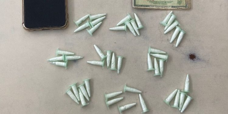 Homem é preso com drogas em Candeias