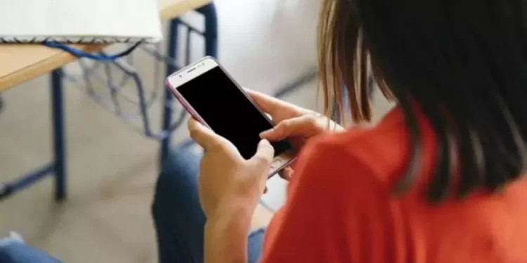 Governo baiano estabelece normas para garantir proibição de celular nas escolas