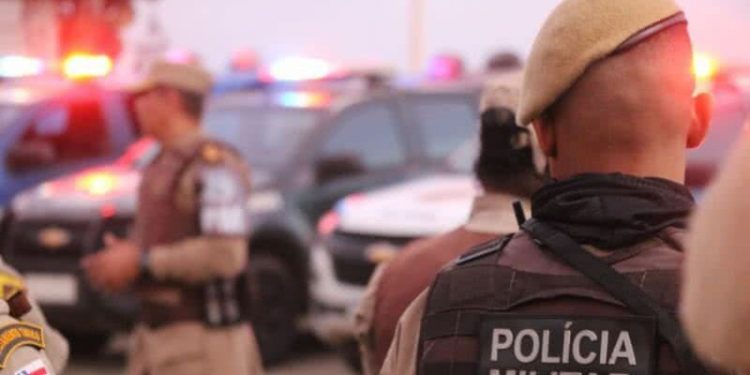 Policiais militares são presos por suspeita de roubar celulares de torcedores em Salvador; saiba mais