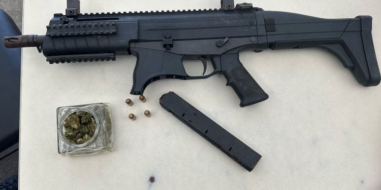 “Vulgo Bença” é preso com metralhadora e drogas em Candeias