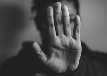 Número de mulheres feridas por armas de fogo cresceu 42% em 3 anos; Bahia tem a maior taxa de feminicídios