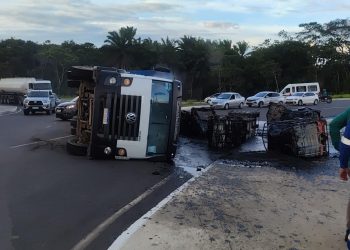 Caminhão tomba na rotatória João Isidório em Candeias
