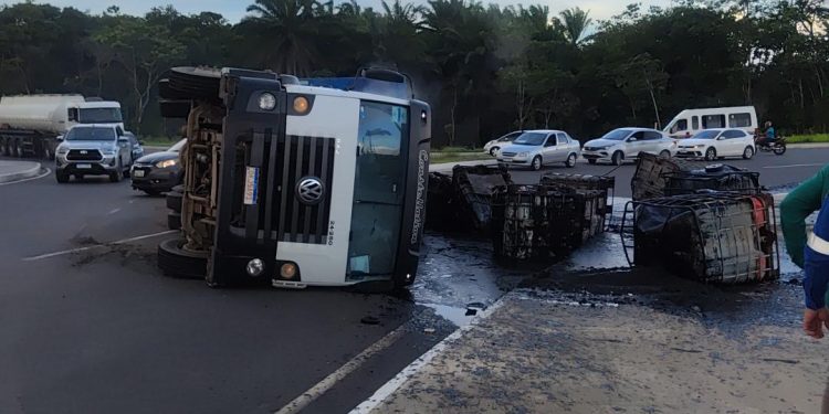Caminhão tomba na rotatória João Isidório em Candeias