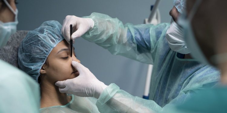 Conselho vai permitir dentistas realizarem cirurgias plásticas faciais