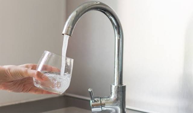 Moradores de Candeias denunciam falta de água há 5 Dias e cobram solução da Embasa