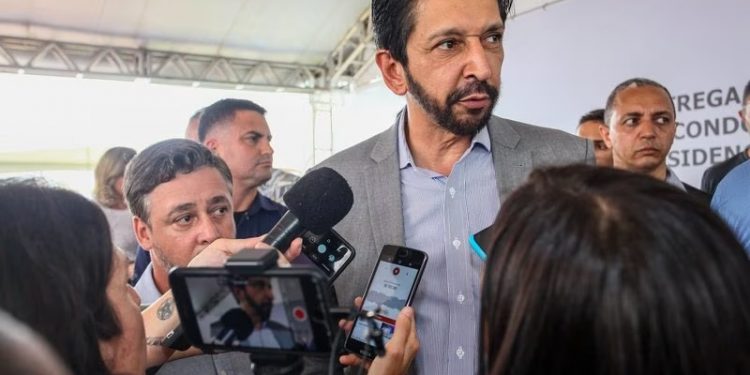 Deputado do PT propõe espaço público em São Paulo para “uso seguro” de crack e prefeito Nunes reage