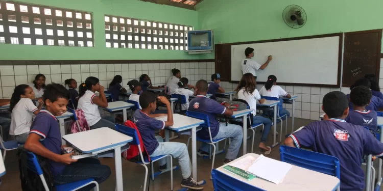 Professores da Bahia terão salário inicial acima de R$ 4,9 mil a partir de maio