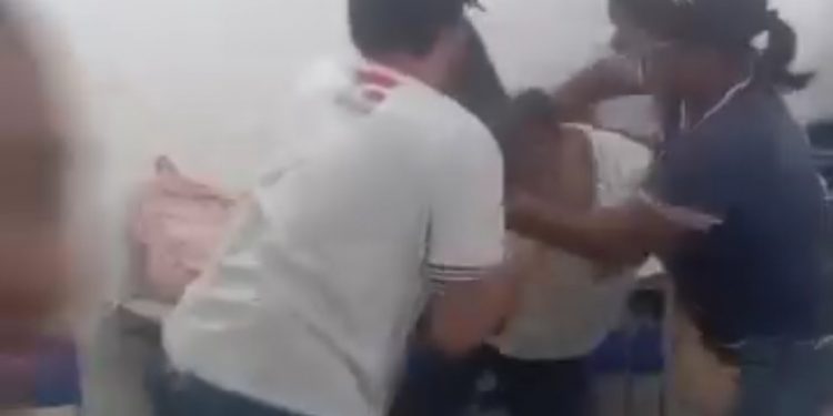 “Matéria nova no colégio de Candeias: Boxe 101!” Alunas trocam socos em escola estadual