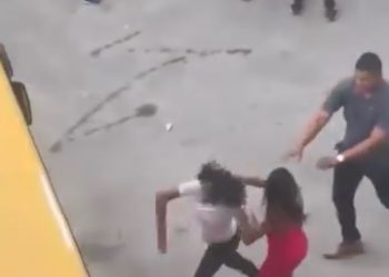 “Briga de Irmãs: Candeias Ganha Novo Espetáculo de UFC! Irmãs saem no tapa no meio da rua em Candeias.