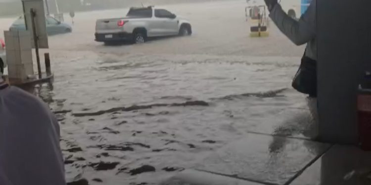 Chuva causa transtornos em Candeias na manhã deste domingo
