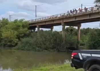 Crime bárbaro! Homem arremessa filho de ponte e criança não resiste