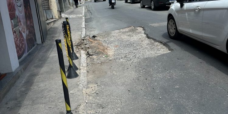 Buraco na Rua do Passe: Motoristas Denunciam Obra Mal Feita da Embasa