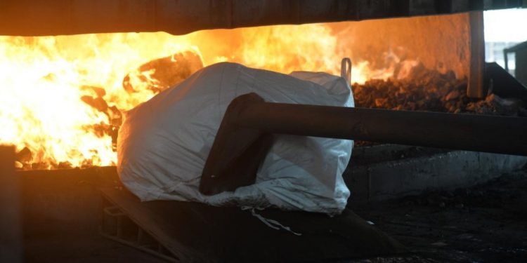 Mais de uma tonelada de drogas é incinerada em Salvador pela Polícia Civil