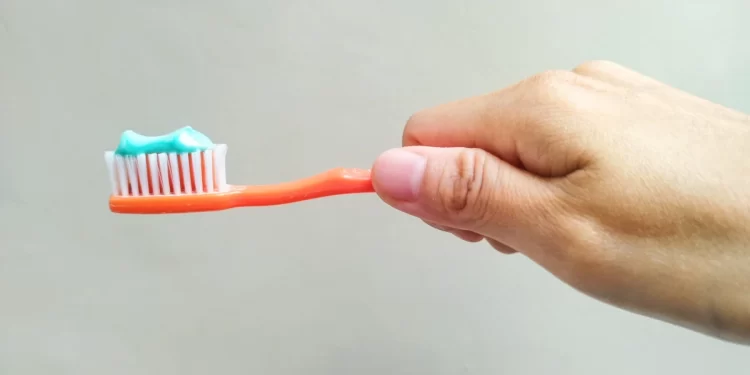Anvisa interdita pasta de dente da Colgate após relatos de reações adversas