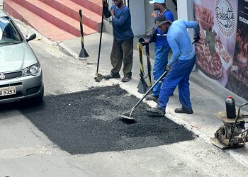 Após Denúncia do Jornal Candeias, Embasa Tapa Buraco na Rua do Passe