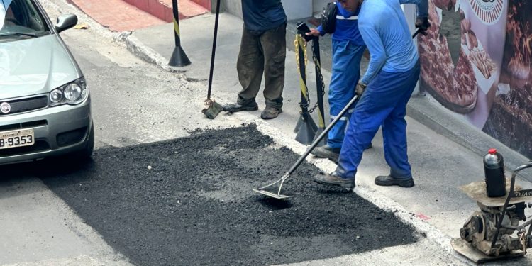 Após Denúncia do Jornal Candeias, Embasa Tapa Buraco na Rua do Passe