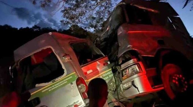 Tragédia em Ruy Barbosa: Colisão entre van e carreta resulta em 11 mortes da mesma família